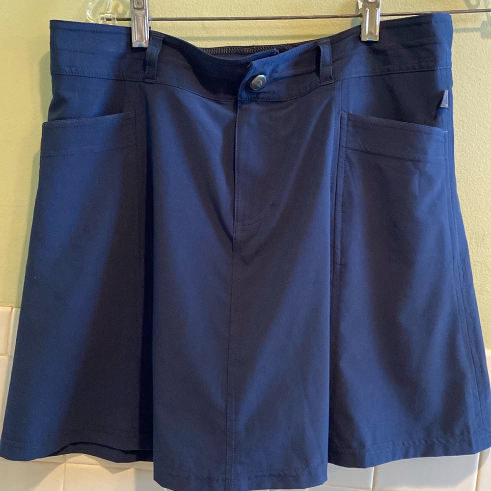 🌺L.L.Bean Blue Skort size 6 Reg water, repellent